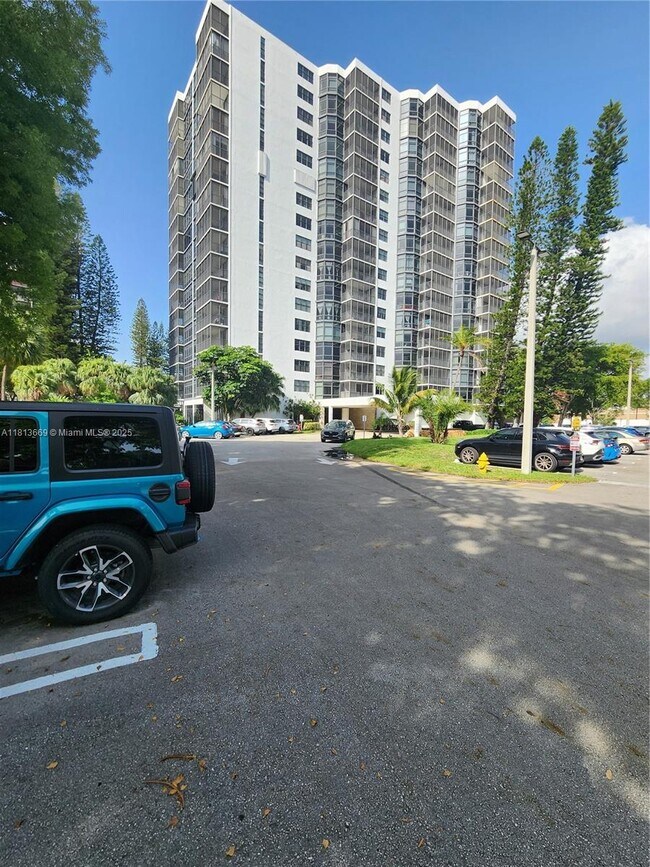 Foto del edificio - 20100 W Country Club Dr