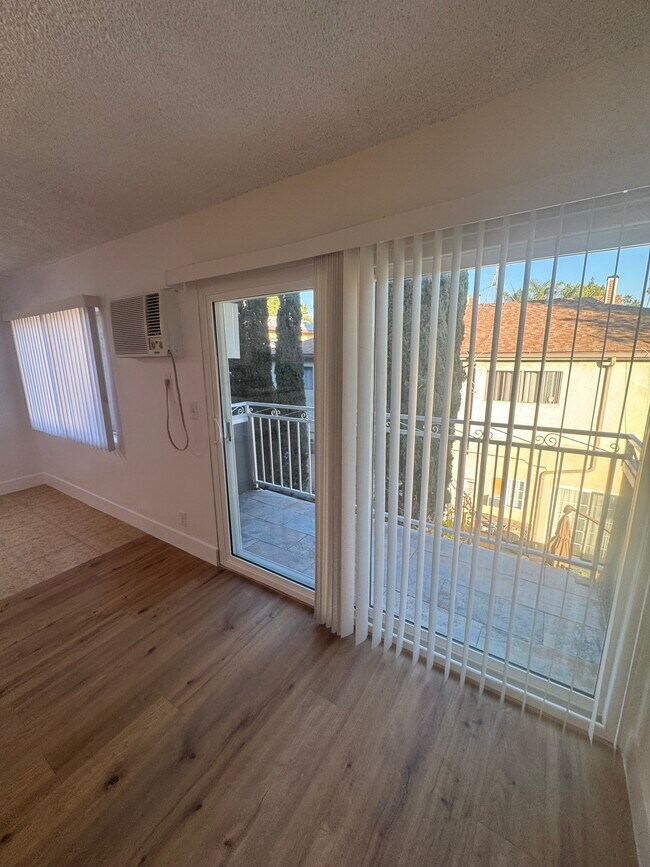 Foto del edificio - 1810 N Bronson Ave