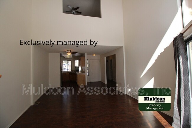 Foto del edificio - 440 Autumn Ridge Cir