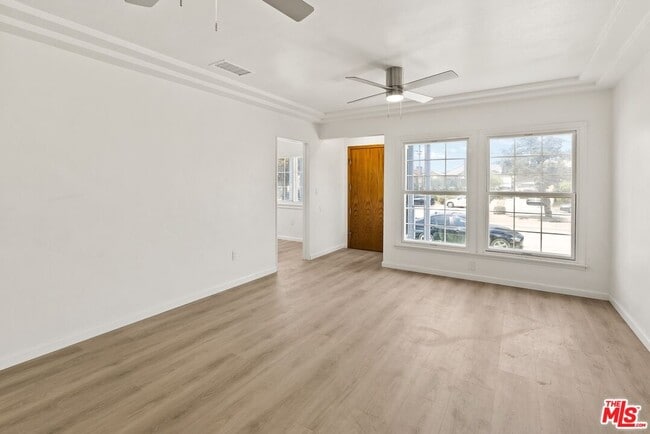 Building Photo - 820 W 98th St