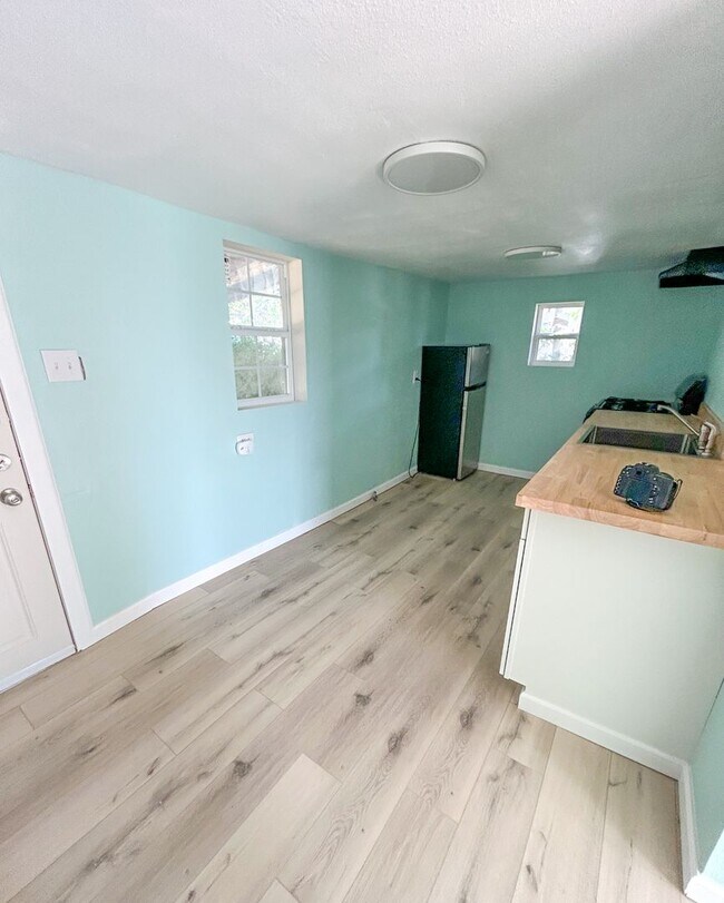 Building Photo - 1 Bed 1 Bath Cottage