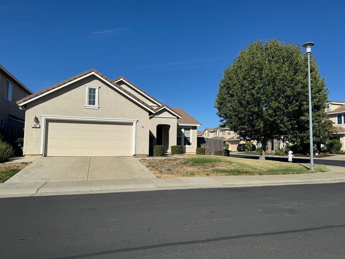 Primary Photo - Beautiful 3 Bedroom/ 2 Bath Near Shopping ...