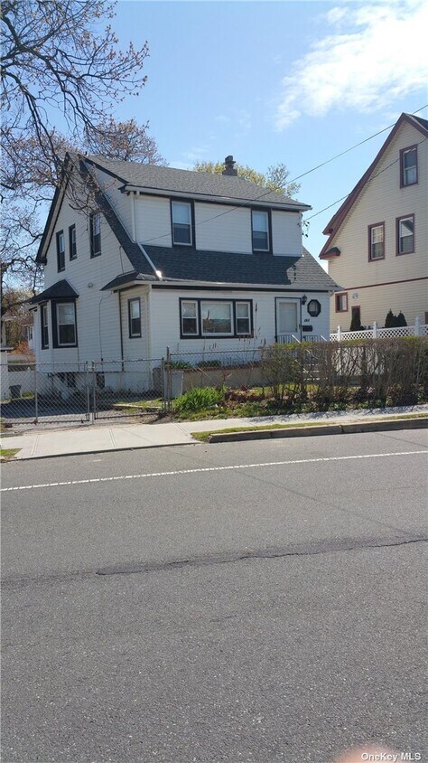Primary Photo - 282 Lawrence Ave