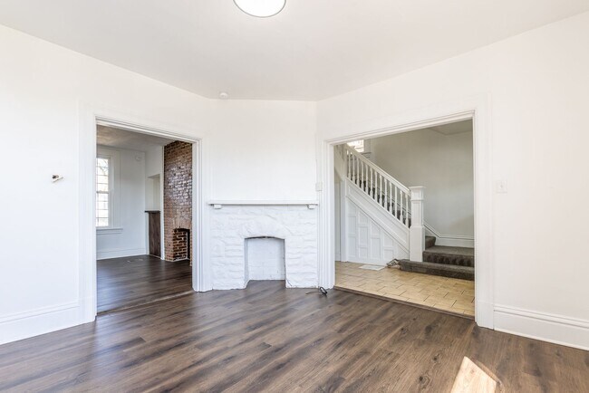 Foto del edificio - Available JUNE 2026 - Traditional 2 Bedroom Home in Beechview/ LOTS of natural light!