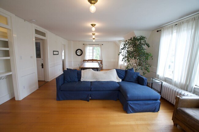 Foto del edificio - Converted Early 20th Century Firehouse