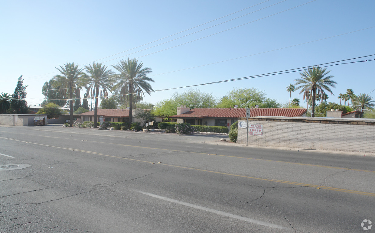 Foto del edificio - Desert Club Apartments