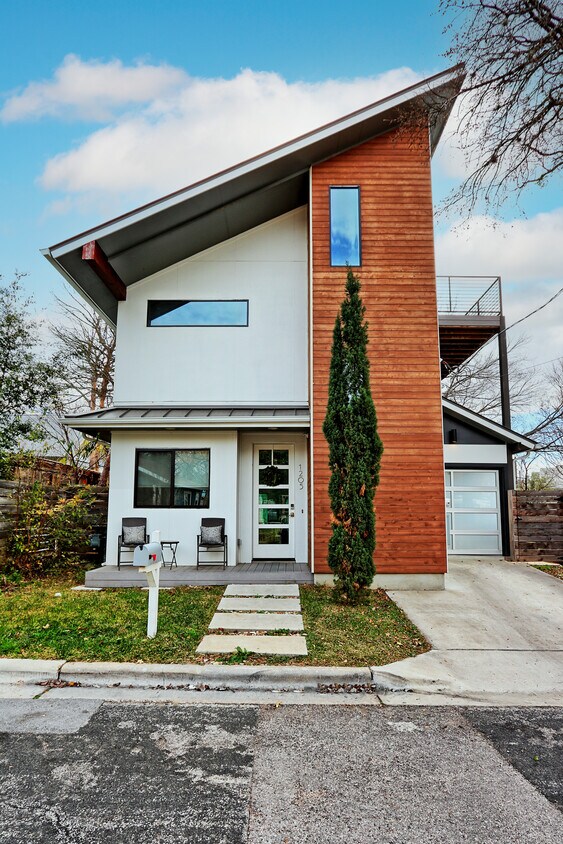Primary Photo - 1205 Short Hackberry St