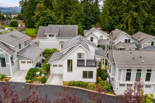 Building Photo - Modern Sammamish Cottage – Light-Filled Living in a Prime Plateau Location