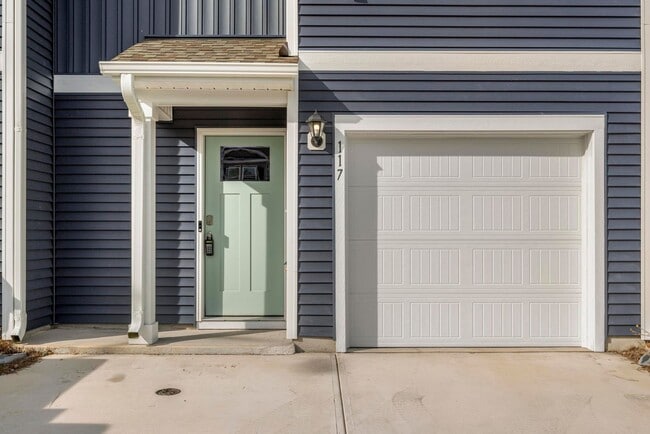 Building Photo - MOVE IN SPECIAL- ONE FREE MONTH RENT WITH A LEASE SIGNED BY FEB. 1!!