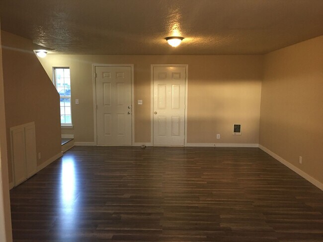 Building Photo - Updated Duplex -3 Bedroom 1.5 Bath - 4886 Fergus Avenue!