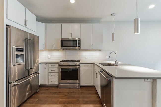 Building Photo - Bright and modern 1bd/1bd condo nestled in...
