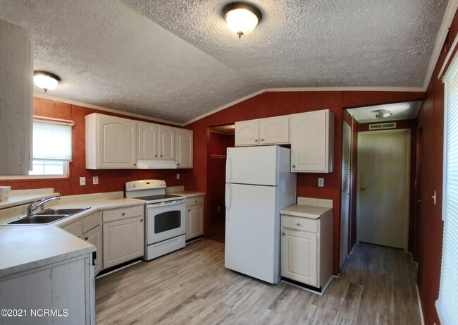 Building Photo - 9 Windsor Dr