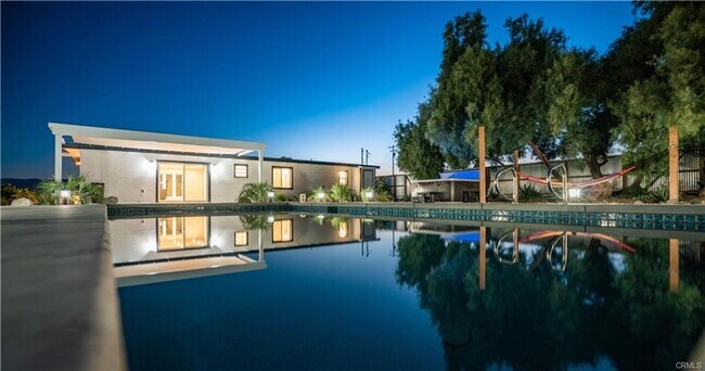 Foto del edificio - Pool Estate for Lease