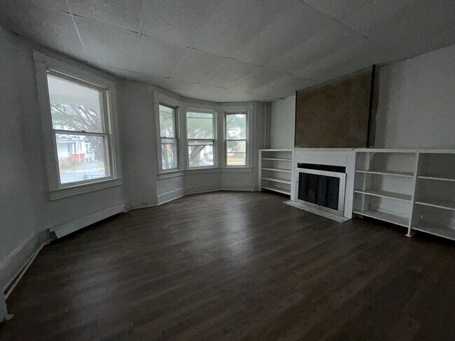 Building Photo - 5 bed 2 bath