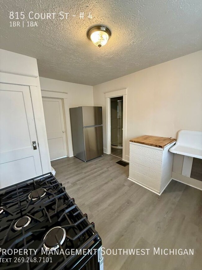 Building Photo - 815 Court St