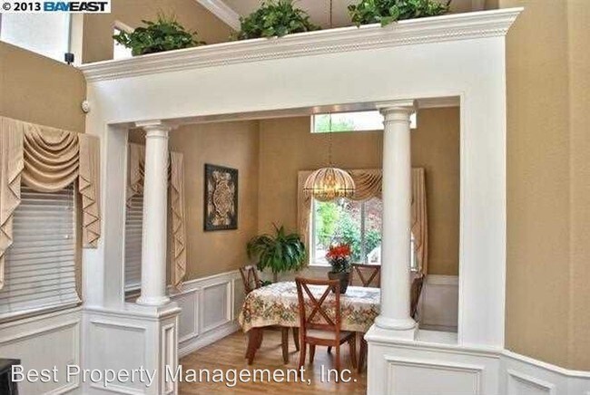 Foto del edificio - 8080 Canyon Creek Cir