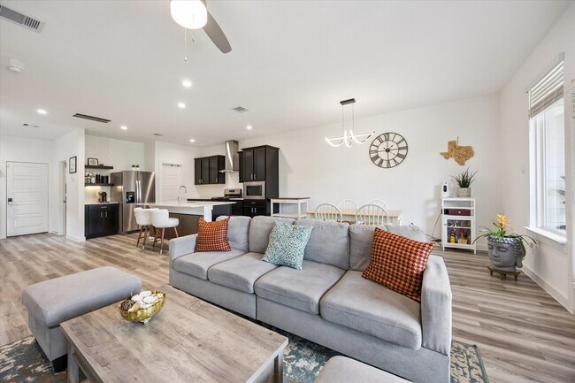 Foto del edificio - 3215 Creston Gate Dr