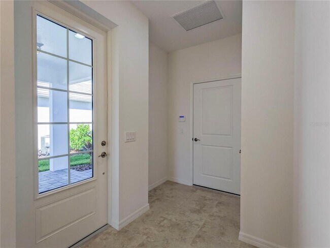 Foto del edificio - 8125 Sternway Rd