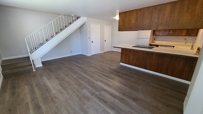 Foto del edificio - 1240 Juniper Dr