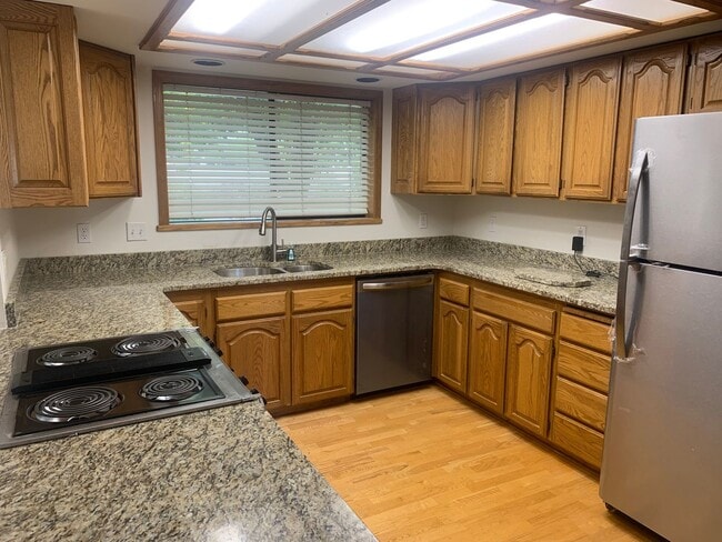 Building Photo - Beautiful 3 Bedroom Home with Garage, Yard...