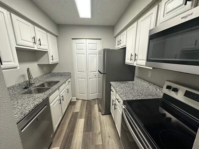 Building Photo - ** Move in Special HALF off your first months rent** FABULOUS 2 Bedroom/1 Bath Condo!!