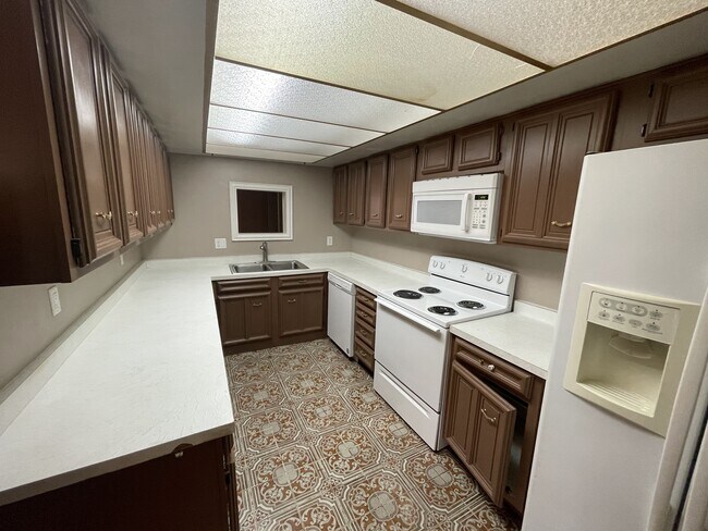 Building Photo - 3420 Townhouse Dr