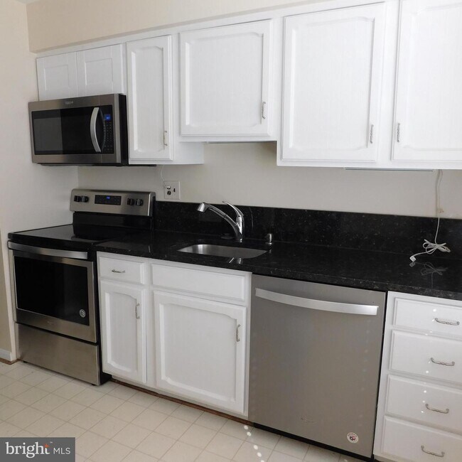 Building Photo - 915 Portner Pl
