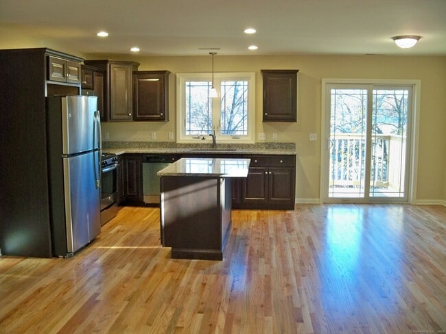 Building Photo - 404 Main St