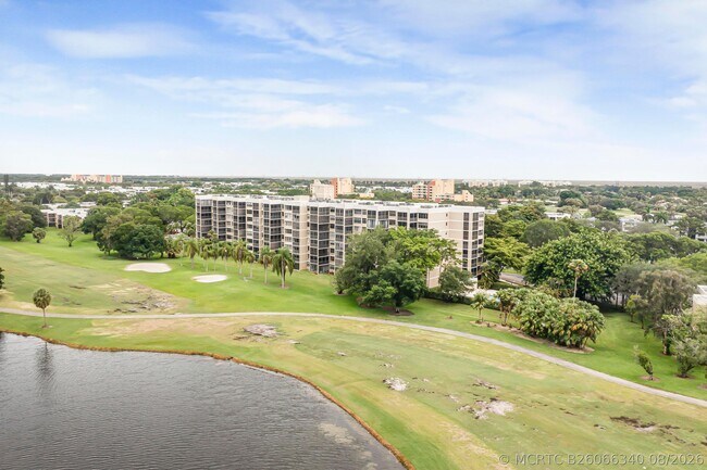 Foto del edificio - 16300 Golf Club Rd