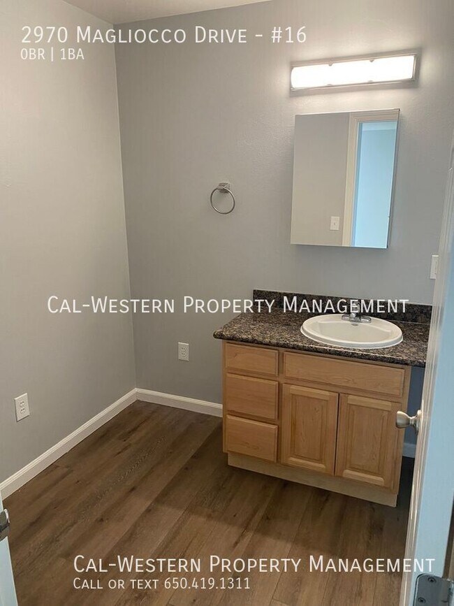 Foto del edificio - Corner unit, spacious updated studio near ...