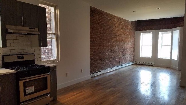 Building Photo - 1386 Lincoln Pl
