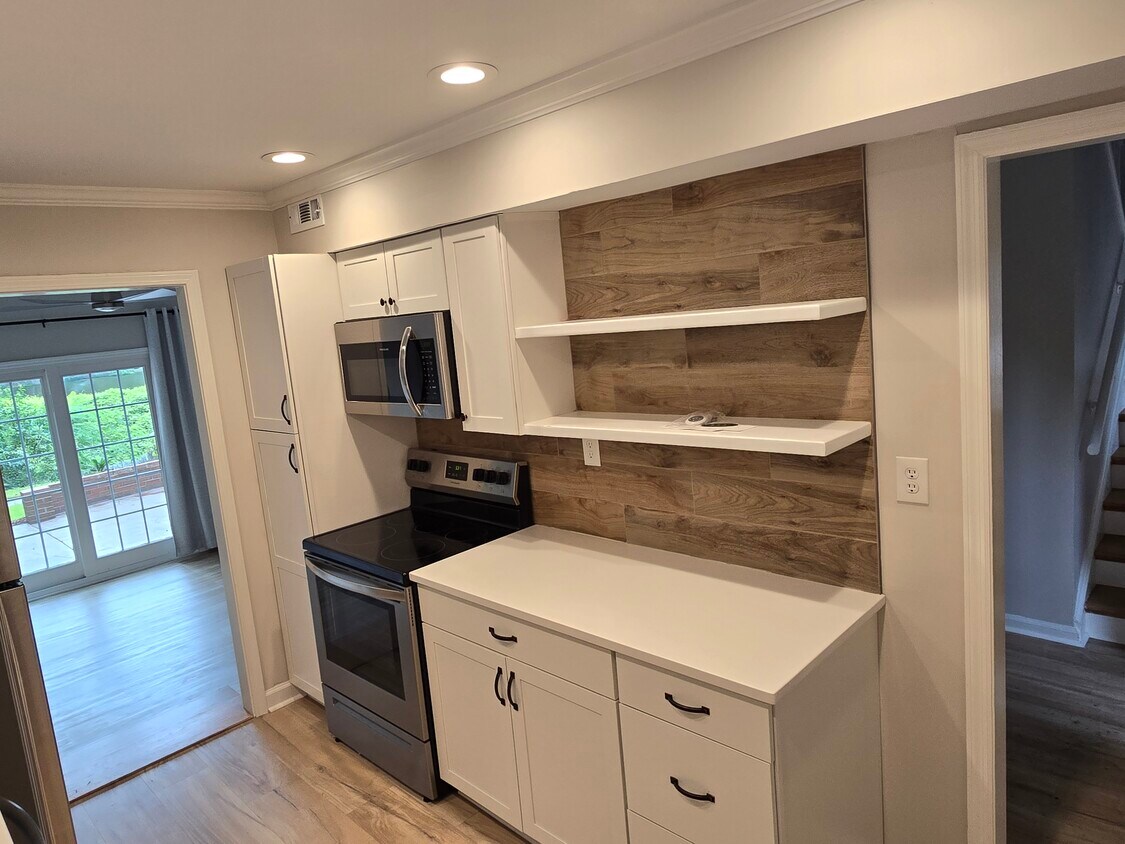 Foto del edificio - 5027 Forest Lake Pl