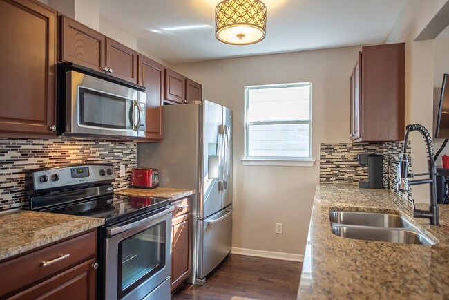 Building Photo - 908 Romeria Dr