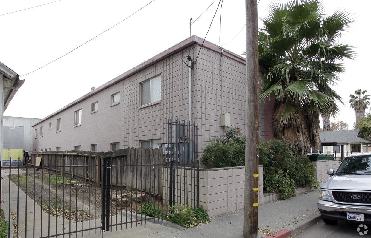 Building Photo - 425 3rd St