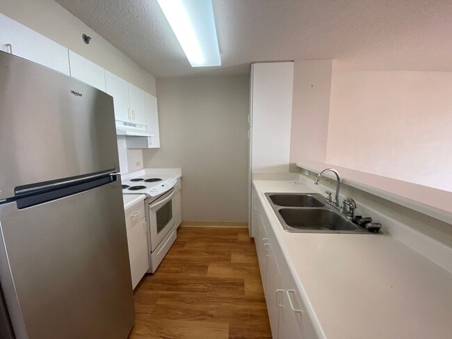 Building Photo - For Rent - [Country Club Villa 6] 3009 Ala...