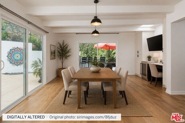 Foto del edificio - 3493 Mandeville Canyon Rd