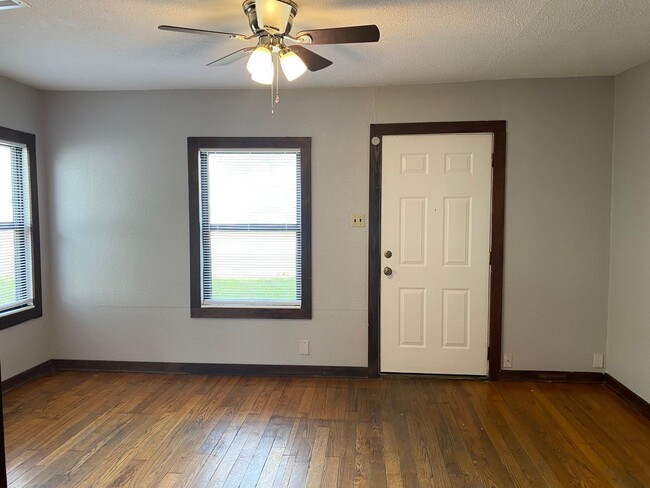 Building Photo - 3 BEDROOM NEAR SCOTT & WHITE