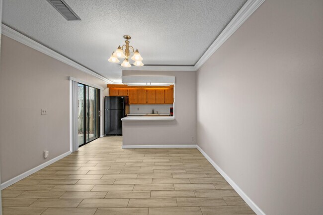 Foto del edificio - 388 Lake Arbor Dr