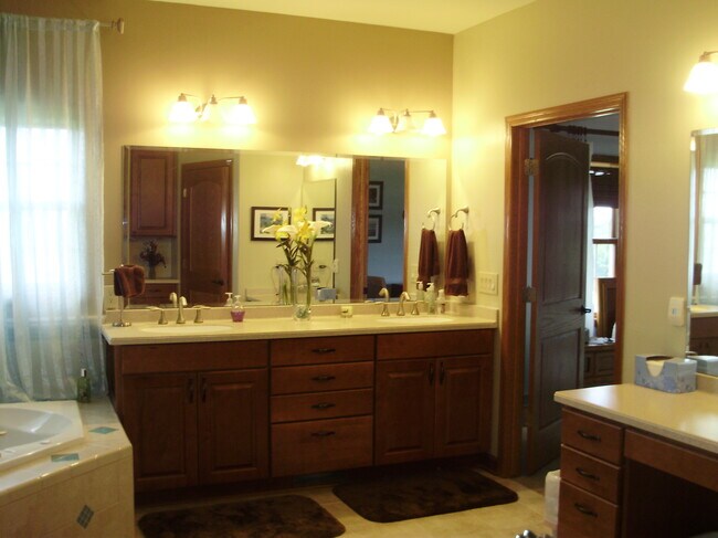 Building Photo - 1623 Rockridge Way