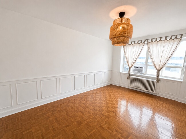 Living Area - 710 Spadina Av