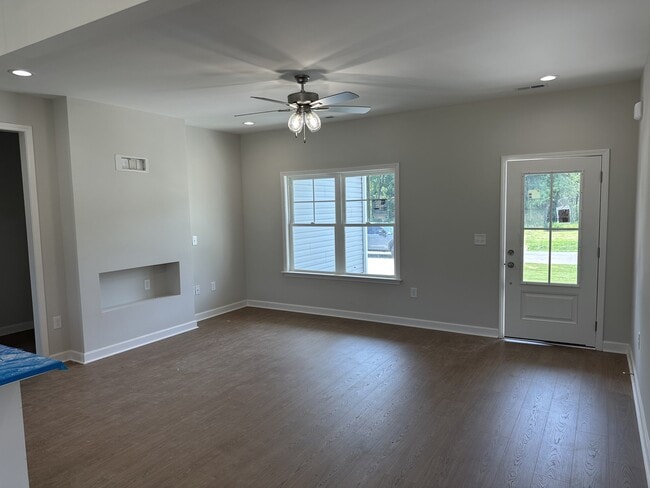 Building Photo - 411 Creeks Edge Dr