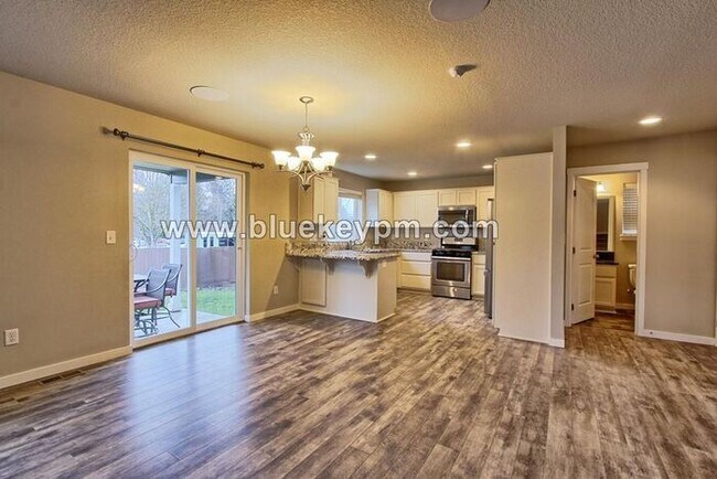 Building Photo - 4 Bed, 2.5 Bath with Office/Den and 2 Car ...