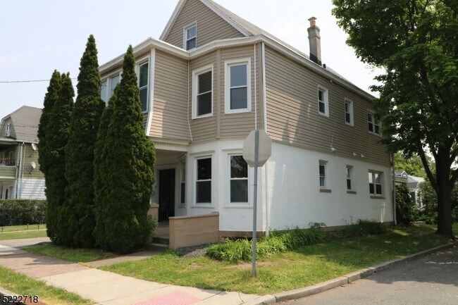 Building Photo - 21 Vreeland Ave