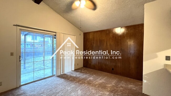 Building Photo - 2bd/1ba Duplex with 2 Car Garage- Minutes ...
