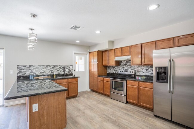 Building Photo - Remodeled 5 bedroom, 4 bathroom home with ...