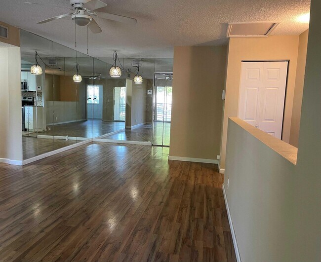 Foto del edificio - 704 Gardens Dr