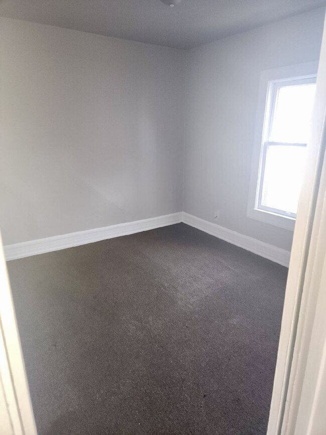 Foto del edificio - 4502-4504 W Lloyd St. (Duplex)