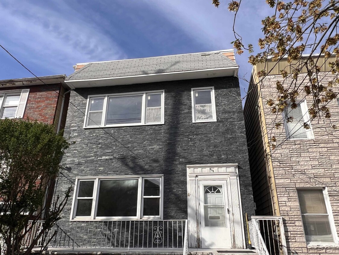 Primary Photo - 408 70th St