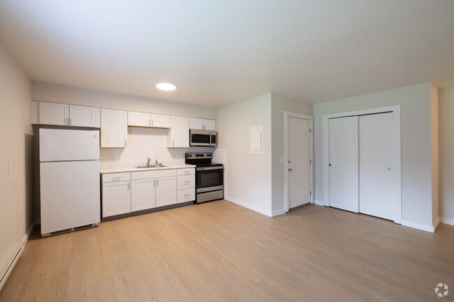 2BR, 1BA - 800SF - Kitchen - Discover Peaceful Living at Black Creek Ap...