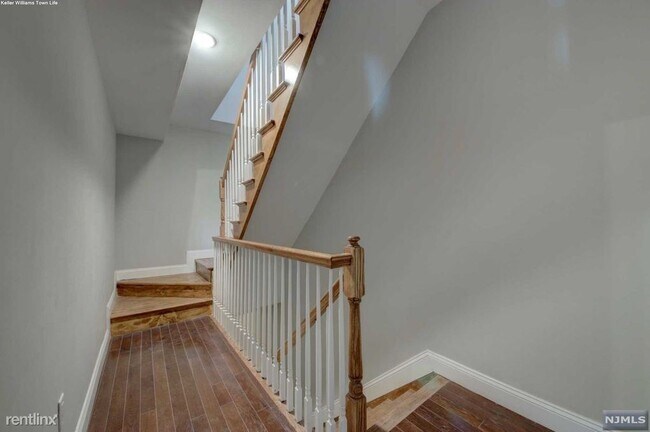 Building Photo - 2 br, 1 bath  - 763 Montgomery St